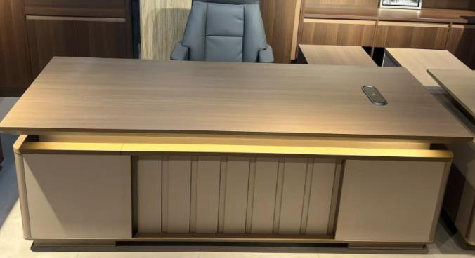 [XIAN-XA-25-03S-2000X850] Executive desk XA-25-03S with low return, LED strip and charging pocket – dark HX-128 wood, 2000/2200 mm (2000 x 850 x 750)